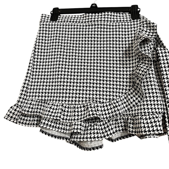 White Birch Women’s Black & White Houndstooth Macarena Shorts w/ Scallop Hems M - Picture 2 of 6